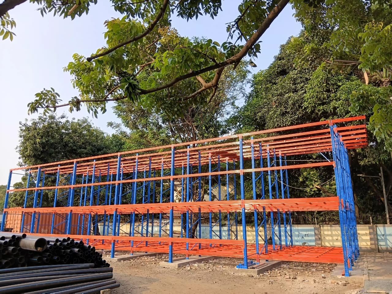Instalasi rak gudang outdoor tahan cuaca custom oleh Perkasa Racking