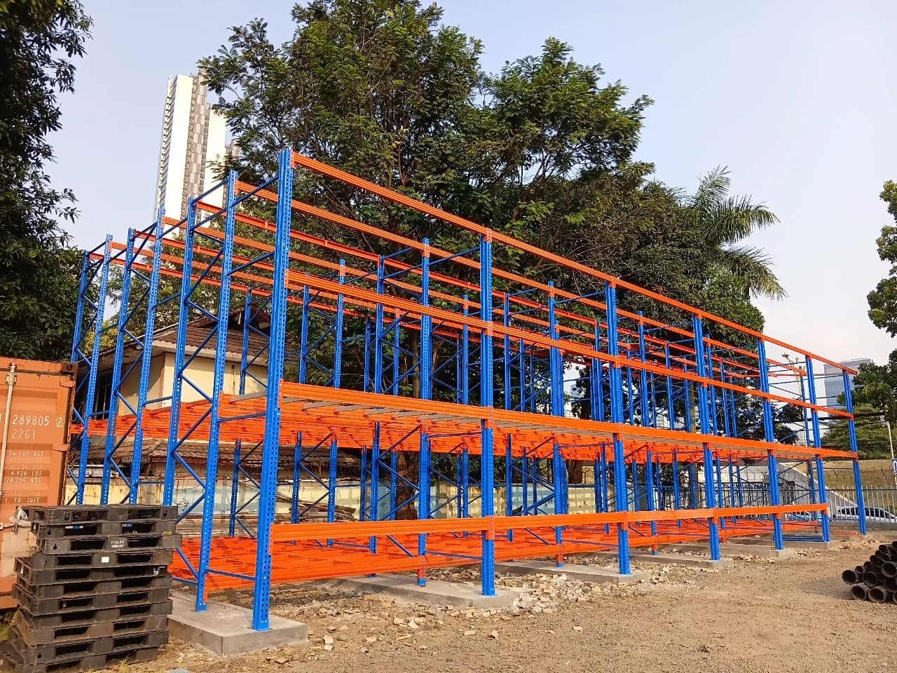 Rak gudang outdoor beratap hasil fabrikasi Perkasa Racking Bekasi