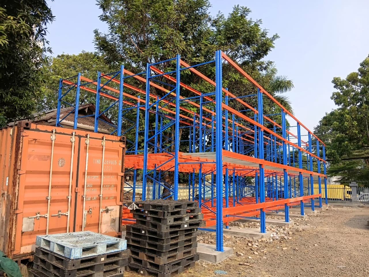 Rak besi outdoor powder coating untuk area terbuka — proyek Perkasa Racking